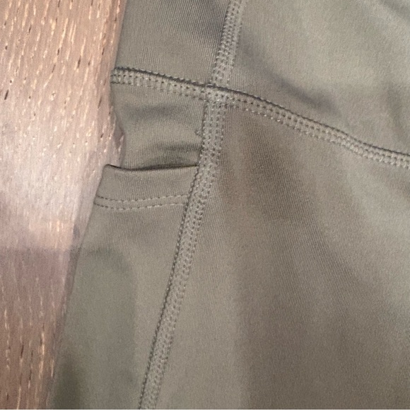 Victoria's Secret Sport VSX NWT $40 Essential Pocket 7/8 Leggings L Sage Green - Picture 7 of 13